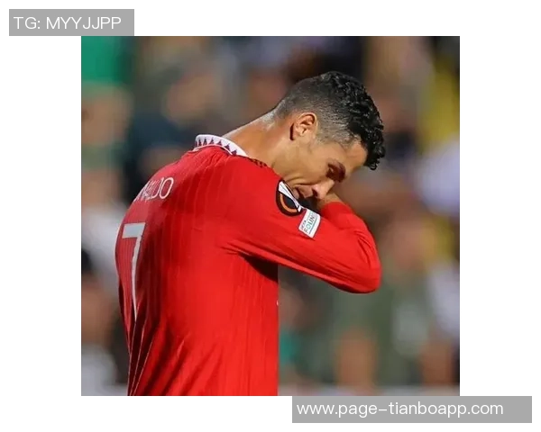 C罗中路停球失误错失良机遗憾抱头难掩失落情绪