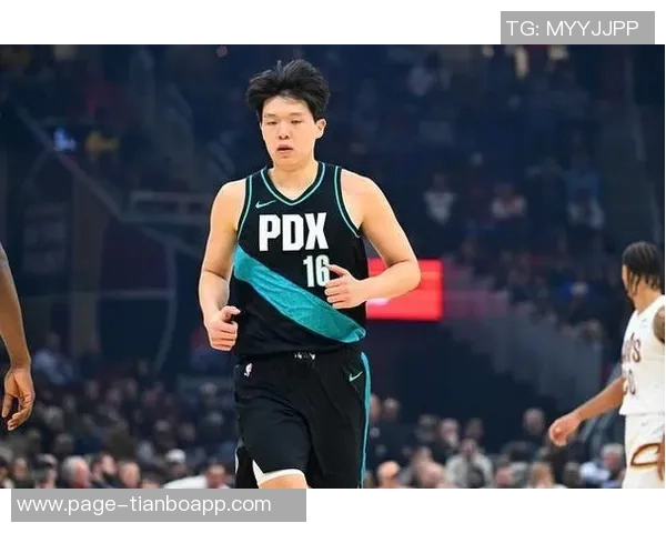 杨瀚森在垃圾时间表现亮眼抢下前场板并送出助攻但默契不足导致失误 杨瀚森在垃圾时间表现亮眼抢下前场板并送出助攻但默契不足导致失误